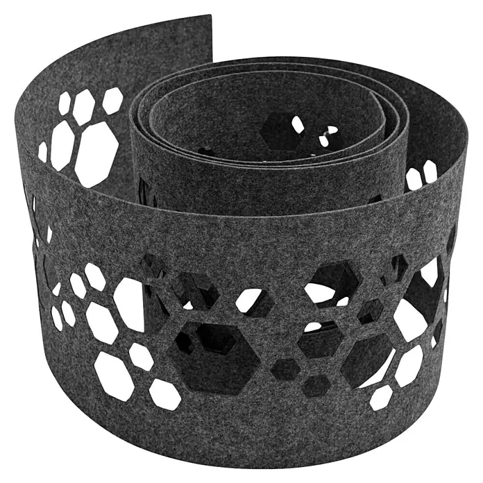 zaun|zu Sichtschutzstreifen Design Hexagon - 2,6 m x 19 cm x 0,2 cm, Anthrazit - Graue, gewalzte Filzmatte mit einem regelmäßigen Muster aus Sechsecken und Kreisen für dekorative und akustische Anwendungen.