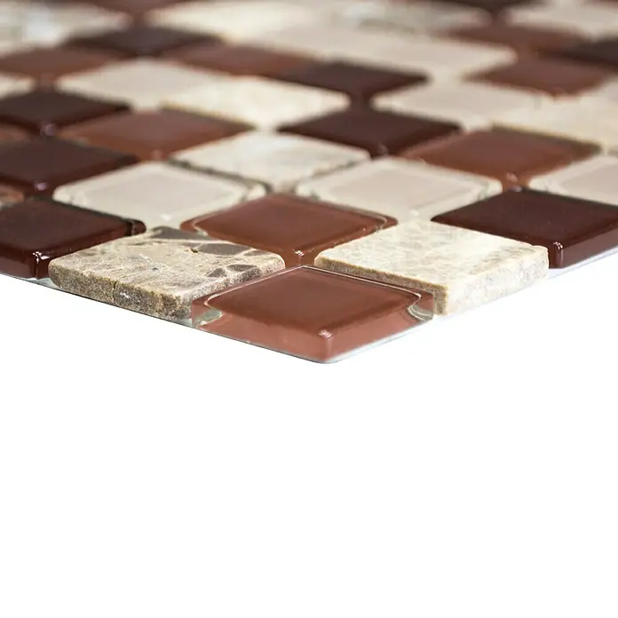 Selbstklebemosaik SAM 4CM352 - 30 x 30 cm, Beige/Braun, Glänzend - Nahaufnahme von quadratischen Mosaikfliesen in Braun- und Beigetönen, die ein dekoratives Muster bilden.
