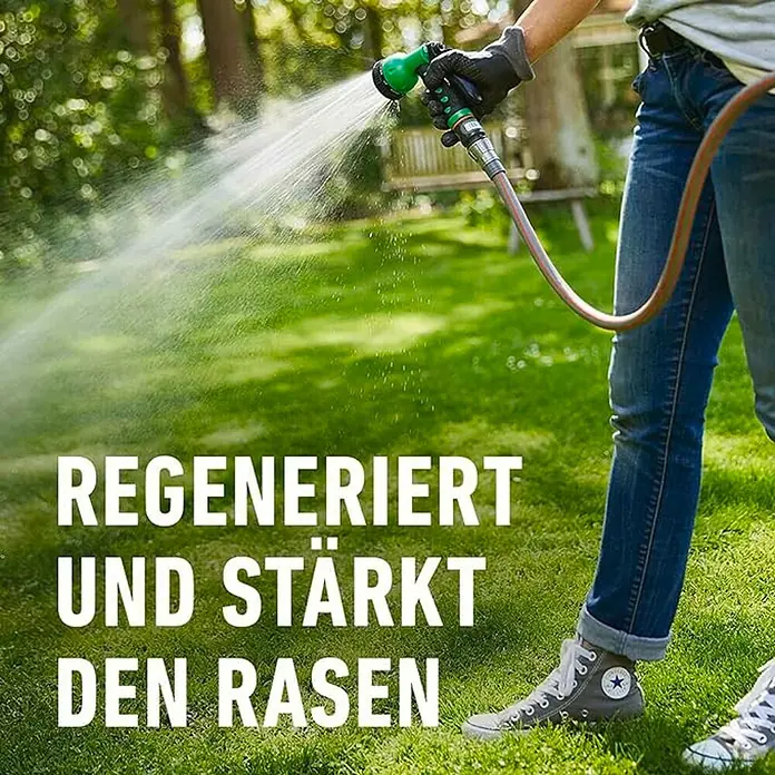 Compo Rasendünger Moos nein Danke! - 7,5 kg, Max. Anwendungsfläche: 200 m² - Person bewässert Rasen mit Gartenschlauch. Das Produkt regeneriert und stärkt den Rasen für einen gesunden, grünen Garten.