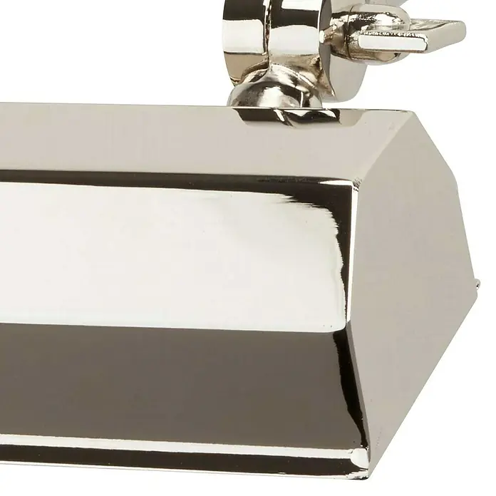 Elstead LED-Bilderleuchte Chawton - 40 W, L x B x H: 18,6 x 18,2 x 11,9 cm, Nickel - Nahaufnahme eines eleganten, verchromten Toilettenpapierhalters, der modernes Design und hochwertige Verarbeitung vereint.\n