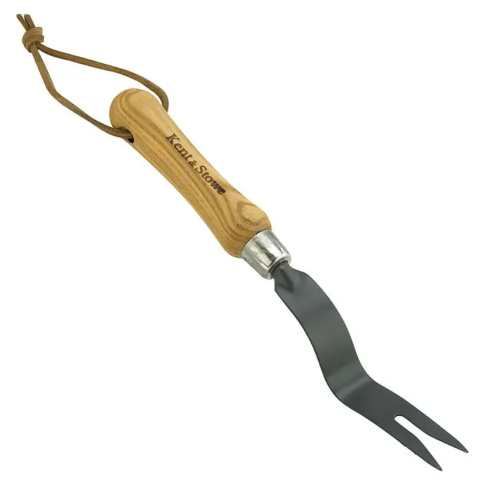 Kent & Stowe Fugenkratzer Carbon Steel - Länge: 31 cm, Stahl - Nahaufnahme einer Kent & Stowe Unkrautgabel mit Holzgriff und Lederschlaufe vor schwarzem Hintergrund.