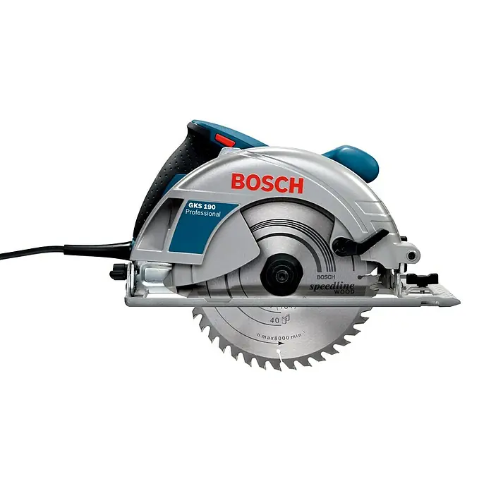 Bosch Professional Handkreissäge GKS 190 - 1.400 W, Durchmesser Sägeblatt: 190 mm, Schnitttiefe bei 90 °: 70 mm - Bild einer Bosch GKS 190 Professional Kreissäge, ideal zum Sägen von Holz. Die Säge ist silberfarben mit blauen Akzenten und hat ein scharfes Sägeblatt.