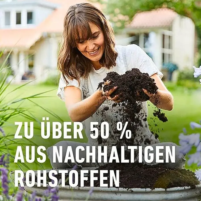 Compo Sana Blumenerde - 10 l - Frau hält Erde in Händen, Text "zu über 50% aus nachhaltigen Rohstoffen".