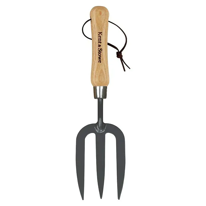 Kent & Stowe Handgabel Carbon Steel - 31,5 cm - Nahaufnahme einer Kent & Stowe Gartenkralle mit Holzgriff und Lederschlaufe, ideal für die Gartenarbeit.