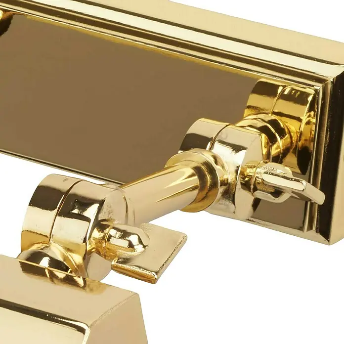 Elstead LED-Bilderleuchte Chawton - 40 W, L x B x H: 18,6 x 18,2 x 11,9 cm, Messing - Nahaufnahme eines polierten goldenen Briefkastenschlitzes mit einem Drehknopf-Schließmechanismus, der dessen hochwertige Konstruktion und elegantes Design hervorhebt.