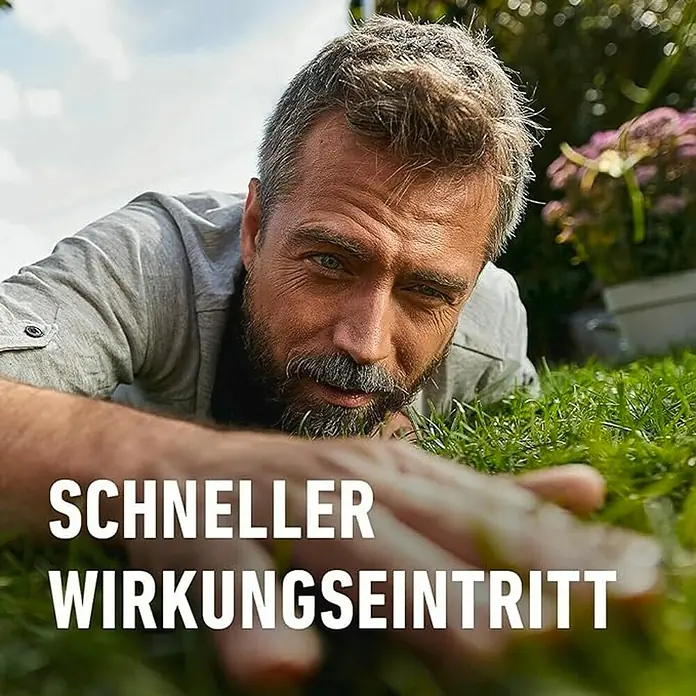 Compo Rasen-Moosfrei Herbistop - 500 ml - Mann betrachtet Rasen aus der Nähe, Text "Schneller Wirkungseintritt".