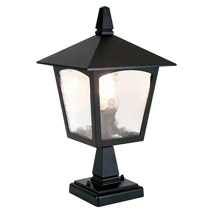 Elstead Außensockelleuchte York - 50 W, Farbe Gehäuse: Schwarz, 18,5 x 18,5 x 41 cm, Ohne Leuchtmittel - Nahaufnahme einer schwarzen Außenlaterne mit klarem Glas und einer warmen, einladenden Beleuchtung.