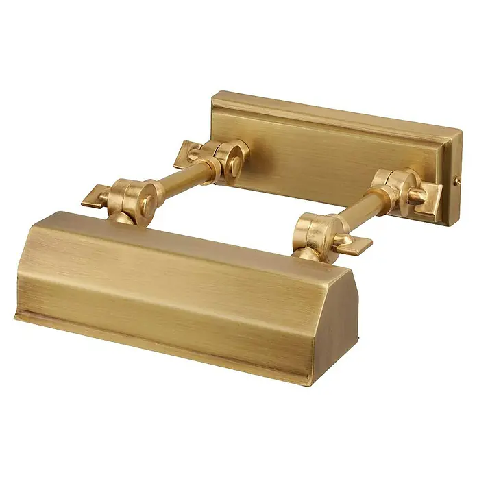 Elstead LED-Bilderleuchte Chawton - 40 W, L x B x H: 18,6 x 18,2 x 11,9 cm, Altmessing - Nahaufnahme einer goldenen Bilderleuchte mit verstellbaren Armen vor einem dunklen Hintergrund.