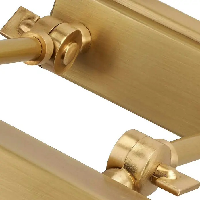 Elstead LED-Bilderleuchte Chawton - 40 W, L x B x H: 18,6 x 18,2 x 11,9 cm, Altmessing - Nahaufnahme einer goldfarbenen Schreibtischlampe, die durch ihr elegantes Design besticht. Ideal für Arbeitsbereiche.