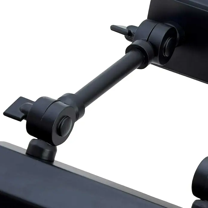 Elstead LED-Bilderleuchte Chawton - 40 W, L x B x H: 18,6 x 18,2 x 11,9 cm, Schwarz - Nahaufnahme eines schwarzen Metallmonitorarms mit einstellbaren Gelenken, die Flexibilität bei der Bildschirmausrichtung ermöglichen.