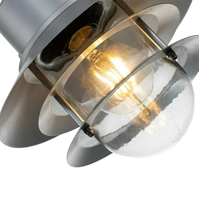 Elstead Pendelleuchte Copenhagen - 60 W, L x B x H: 22 x 22 x 37,5 cm, Silber, E27 - Nahaufnahme einer silbernen Deckenleuchte mit einer warm leuchtenden Glühbirne, die ein modernes und industrielles Design zeigt.