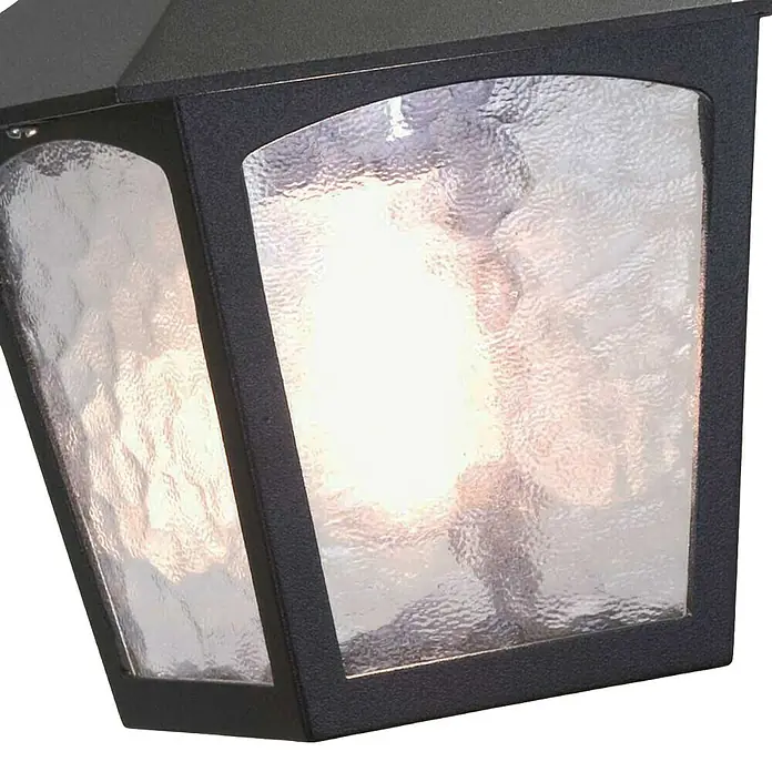 Elstead Pendelleuchte York - 60 W, Farbe Gehäuse: Schwarz, 18,5 x 18,5 x 39 cm, Ohne Leuchtmittel - Nahaufnahme einer schwarzen Außenleuchte mit strukturiertem Glas, die ein warmes Licht ausstrahlt.