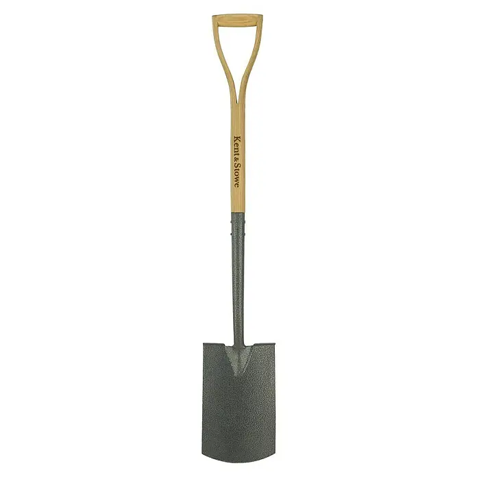 Kent & Stowe Gärtnerspaten Carbon Steel - 110 cm - Nahaufnahme eines Spatens von Kent & Stowe, ideal für Gartenarbeiten. Sein robuster Griff und die scharfe Klinge erleichtern das Umgraben.