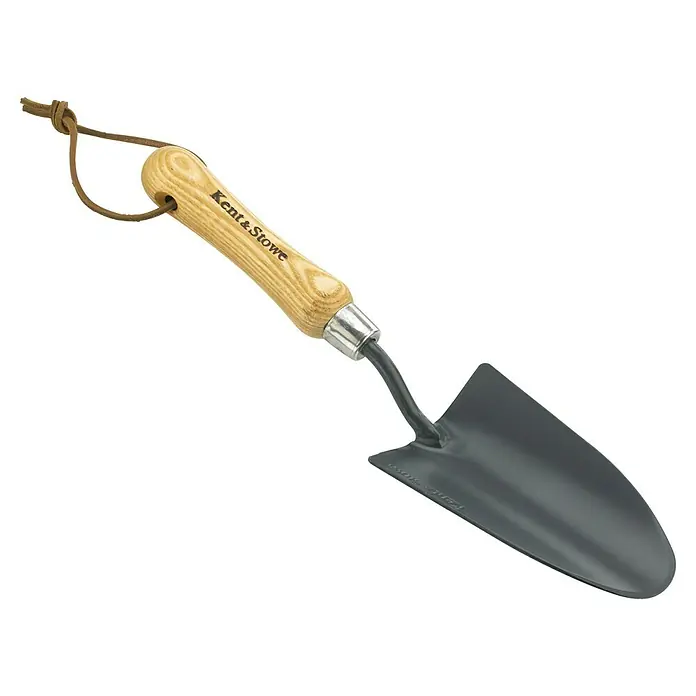 Kent & Stowe Pflanzkelle Carbon Steel - 33,5 cm - Ein praktischer Kent & Stowe Unkrautstecher mit Holzgriff und Lederschlaufe. Das Werkzeug ist ideal zum Entfernen von Unkraut und kleinen Pflanzen.