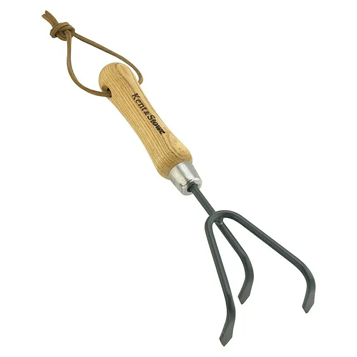 Kent & Stowe Grubber Carbon Steel - 3 Stk., Kurzstiel - Das Bild zeigt einen Grubber der Marke Kent & Stowe, ein Gartengerät mit drei Zinken und einem Holzgriff. Ideal zum Auflockern und Belüften des Bodens.
