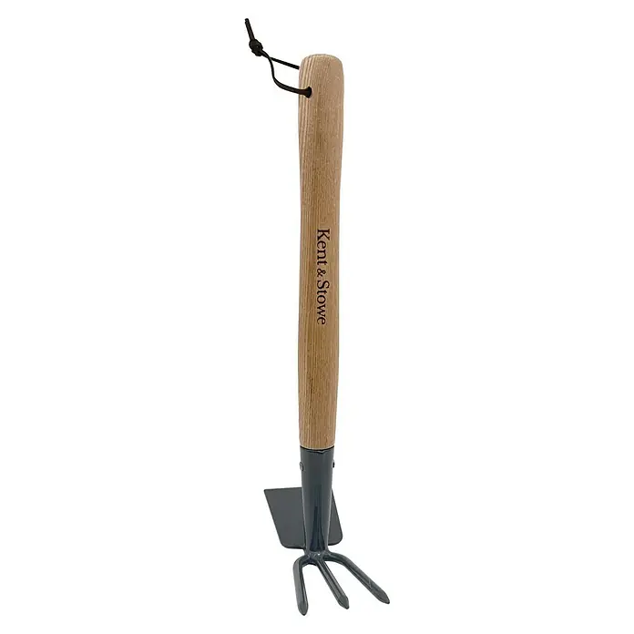 Kent & Stowe Doppelhacke Carbon Steel - Kurzstiel - Nahaufnahme einer Gartenkralle von Kent & Stowe mit Holzgriff und Aufhängeschlaufe. Ideal für die Gartenarbeit.