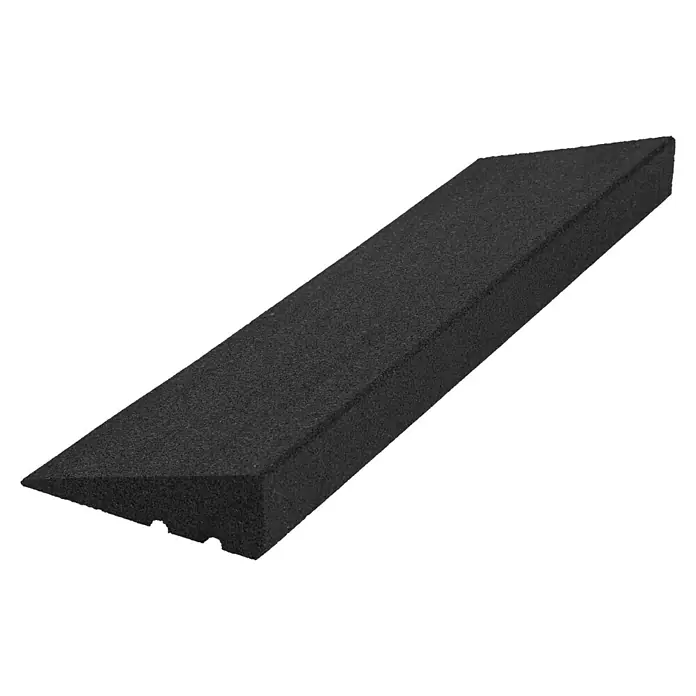 Gum-tech Auffahrrampe - Schwarz, 100 x 25 x 9 cm - Nahaufnahme eines länglichen Stücks schwarzem Schaumstoff mit rauer Textur und einem schlichten, sauberen Hintergrund.
