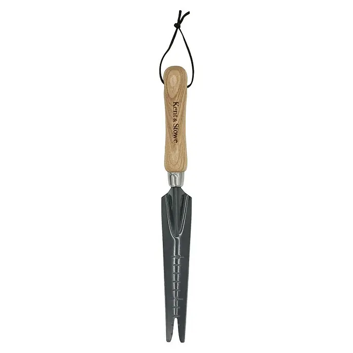 Kent & Stowe Jäter Carbon Steel - Arbeitsbreite: 4 cm - Bodenstecher mit Holzgriff von Kent & Stowe mit Skala. Praktisches Werkzeug für präzises Pflanzen im Garten.