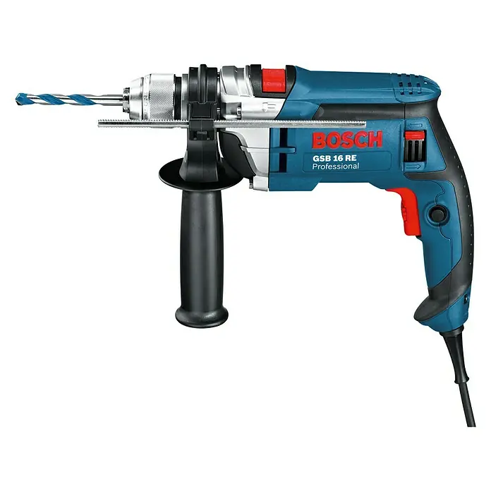 Bosch Professional Schlagbohrmaschine GSB 16 RE - 750 W, Schnellspannbohrfutter - Eine blaue Bosch GSB 16 RE Professional Schlagbohrmaschine mit einem schwarzen Zusatzhandgriff und einem blauen Bohrer vor einem schwarzen Hintergrund.
