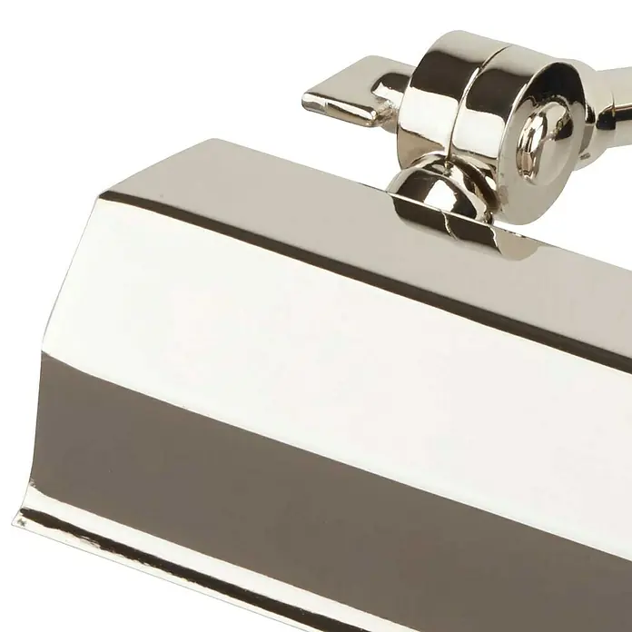 Elstead LED-Bilderleuchte Chawton - 40 W, L x B x H: 18,6 x 18,2 x 11,9 cm, Nickel - Nahaufnahme einer stilvollen, glänzenden Lampe. Das elegante Design und die hochwertige Verarbeitung machen sie zu einem Blickfang in jedem Raum.