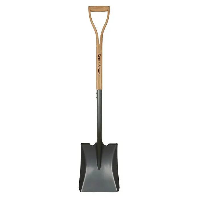 Kent & Stowe Schaufel - Breite: 24 cm, Natur/ Anthrazit - Nahaufnahme eines Spatens von Kent & Stowe mit Holzgriff und grauem Blatt, ideal für Gartenarbeiten und zum Umgraben von Erde.