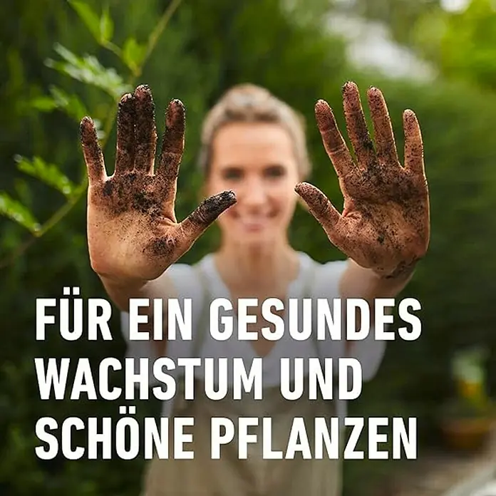 Compo Sana Blumenerde für Zimmer-, Balkon- & Gartenpflanzen - 10 l - Für gesundes Wachstum und schöne Pflanzen. Frau mit schmutzigen Händen nach der Gartenarbeit im Hintergrund.