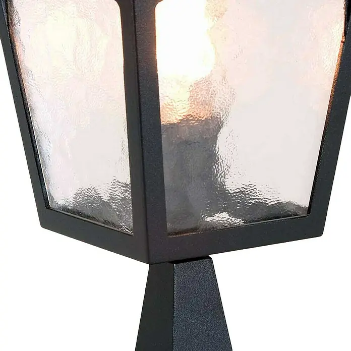 Elstead Außensockelleuchte York - 50 W, Farbe Gehäuse: Schwarz, 18,5 x 18,5 x 41 cm, Ohne Leuchtmittel - Detailaufnahme einer stilvollen, schwarzen Gartenlaterne mit strukturiertem Glas, die ein warmes Licht ausstrahlt.