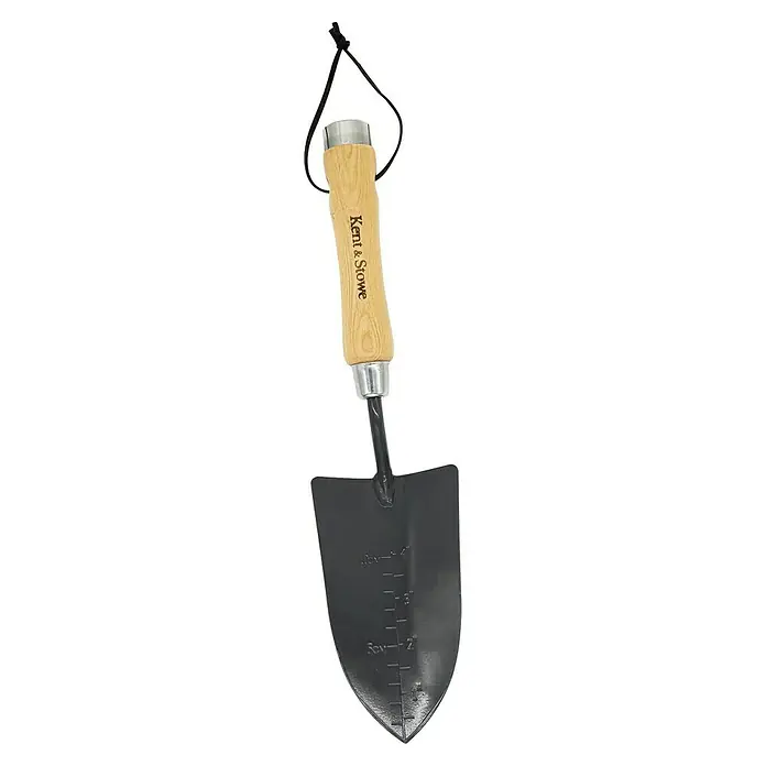 Kent & Stowe Blumenkelle Carbon Steel - Breite: 9 cm, Natur/Anthrazit - Detailaufnahme eines Kent & Stowe Pflanzspatens mit Holzgriff und Tiefenmarkierungen für präzises Pflanzen.