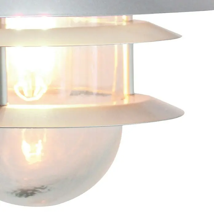 Elstead Außenwandleuchte Copenhagen - 60 W, 22 x 23,6 x 23,6 cm, Silber, IP44 - Nahaufnahme einer modernen Außenleuchte mit warmem Licht, ideal für Garten oder Terrasse. Das stilvolle Design sorgt für Atmosphäre.