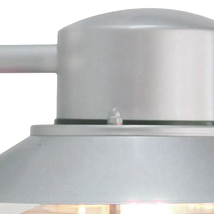 Elstead Außenwandleuchte Copenhagen - 60 W, 22 x 23,6 x 23,6 cm, Silber, IP44 - Nahaufnahme einer eleganten, silberfarbenen Außenlampe. Ihre robuste Bauweise und das schlichte Design machen sie zu einem Blickfang.