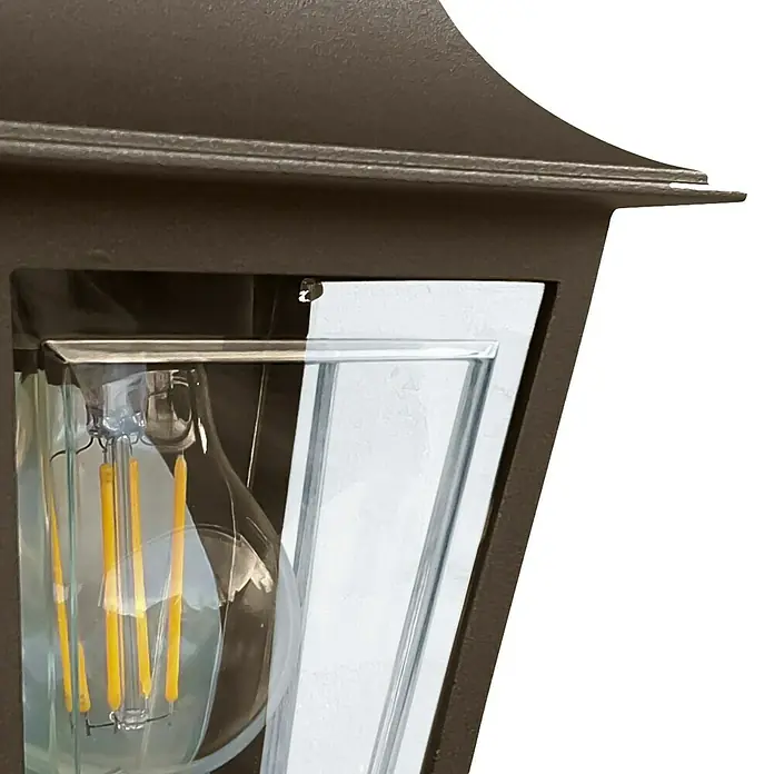 Elstead Außenwandleuchte Deco lane - 60 W, 11 x 32,5 x 32,5 cm, Bronze, IP44 - Nahaufnahme einer dekorativen Außenleuchte mit Glühbirne und klarem Glas, die ein stimmungsvolles Licht erzeugt.