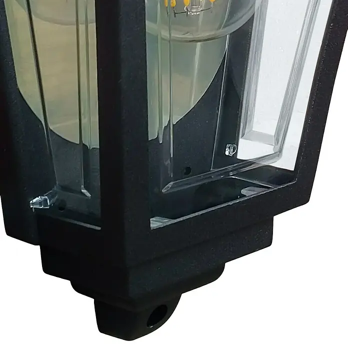 Elstead Außenwandleuchte Deco lane - 60 W, 11 x 32,5 x 32,5 cm, Schwarz, IP44 - Nahaufnahme einer schwarzen Außenlaterne mit klaren Scheiben, die ein warmes Licht ausstrahlt. Robustes Design für den Außenbereich.