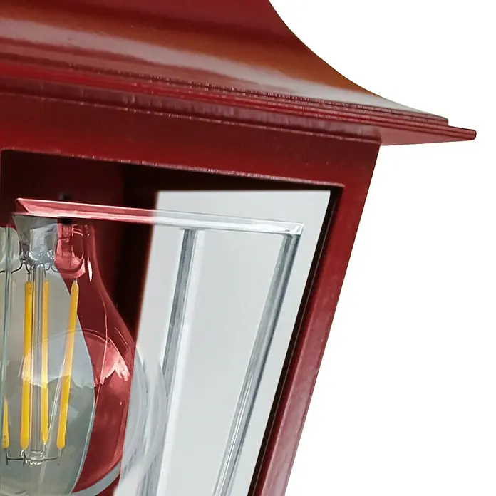 Elstead Außenwandleuchte Deco lane - 60 W, 11 x 32,5 x 32,5 cm, Rot, IP44 - Nahaufnahme einer roten Laterne mit Glühbirne und klarem Glas, die ein warmes Licht ausstrahlt und eine gemütliche Atmosphäre erzeugt.