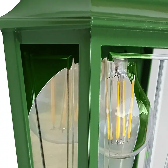 Elstead Außenwandleuchte Deco lane - 60 W, 11 x 32,5 x 32,5 cm, Grün, IP44 - Nahaufnahme einer grünen Außenleuchte mit einer klaren Glühbirne, die warmes Licht ausstrahlt und eine gemütliche Atmosphäre schafft.