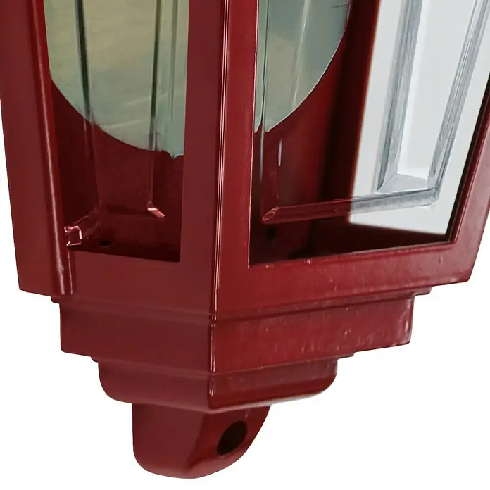Elstead Außenwandleuchte Deco lane - 60 W, 11 x 32,5 x 32,5 cm, Rot, IP44 - Nahaufnahme einer roten Laterne mit klarem Glas und detaillierten Verzierungen, die das Licht elegant einfängt und eine warme Atmosphäre verspricht.