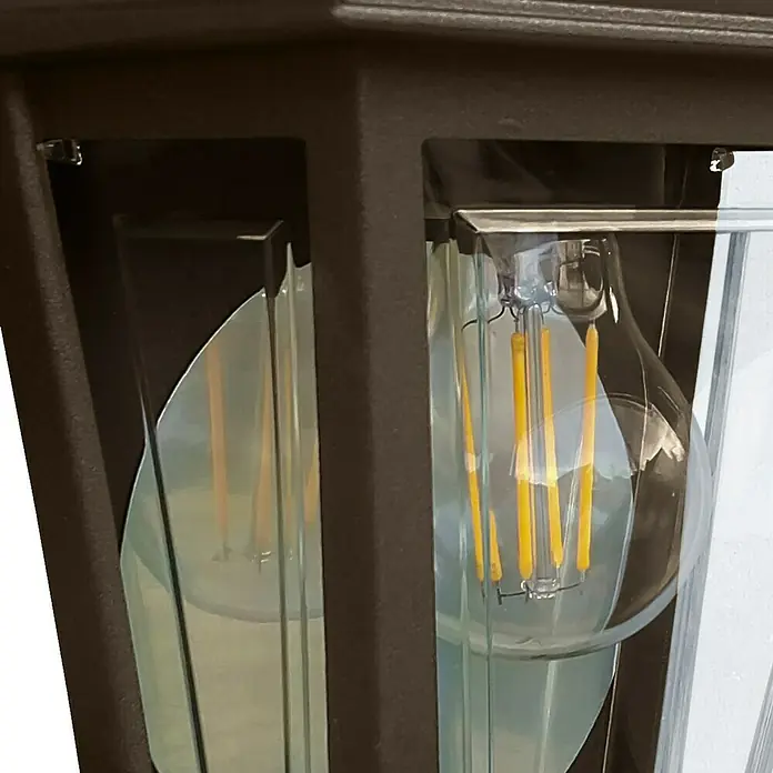 Elstead Außenwandleuchte Deco lane - 60 W, 11 x 32,5 x 32,5 cm, Bronze, IP44 - Nahaufnahme einer eleganten Außenleuchte mit Glaseinsätzen und einer dekorativen Glühbirne. Perfekt für stilvolle Hausbeleuchtung.