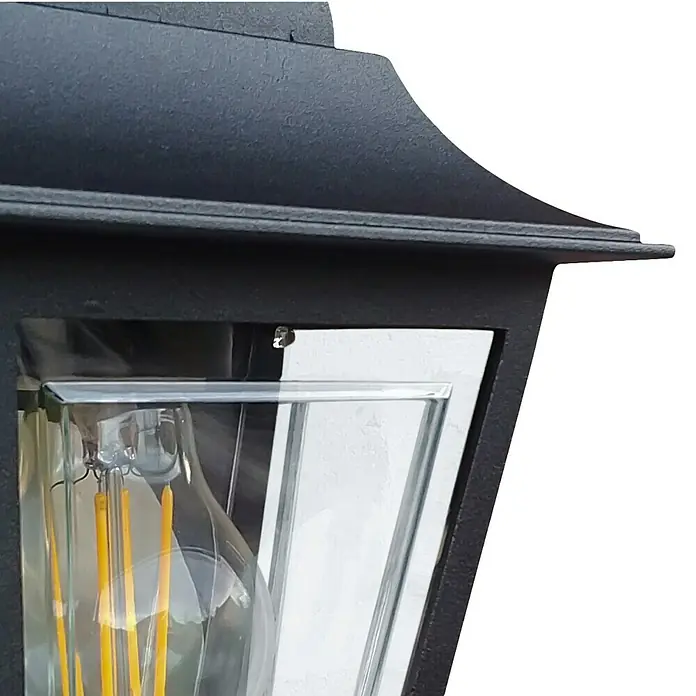 Elstead Außenwandleuchte Deco lane - 60 W, 11 x 32,5 x 32,5 cm, Schwarz, IP44 - Detailansicht einer schwarzen Außenleuchte mit klarem Glas, die eine dekorative Glühbirne zeigt.\n