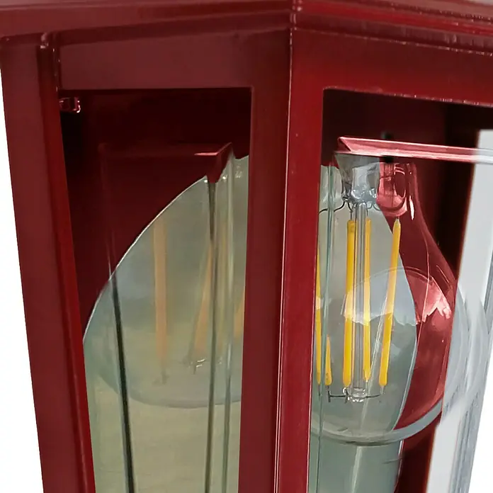 Elstead Außenwandleuchte Deco lane - 60 W, 11 x 32,5 x 32,5 cm, Rot, IP44 - Nahaufnahme einer roten Laterne mit einer Edison-Glühbirne. Die Laterne hat ein klassisches Design und die Glühbirne sorgt für warmes Licht.