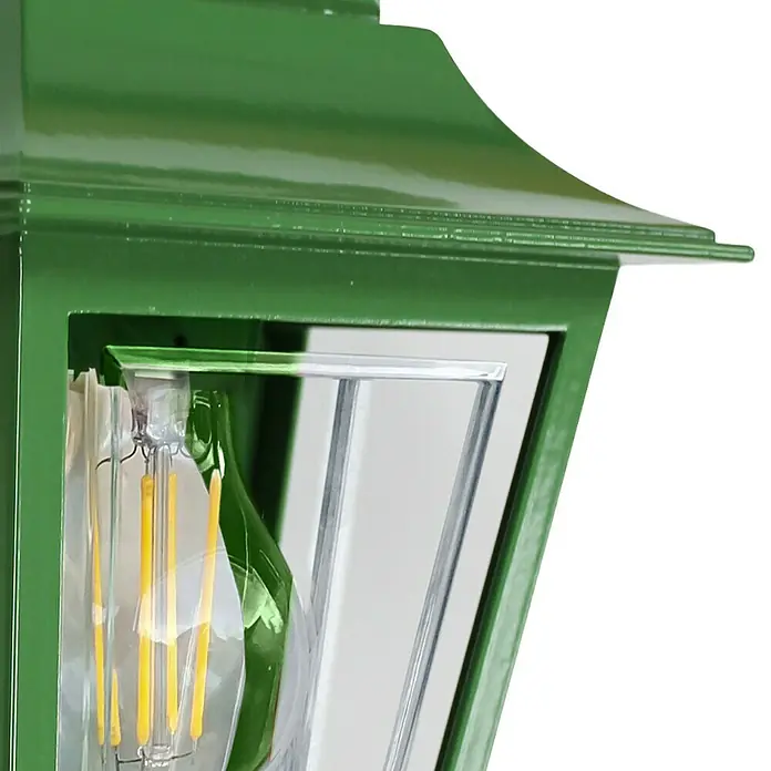 Elstead Außenwandleuchte Deco lane - 60 W, 11 x 32,5 x 32,5 cm, Grün, IP44 - Nahaufnahme einer grünen Außenwandleuchte mit einer klaren Glühbirne, die ein warmes Licht ausstrahlt und eine gemütliche Atmosphäre schafft.