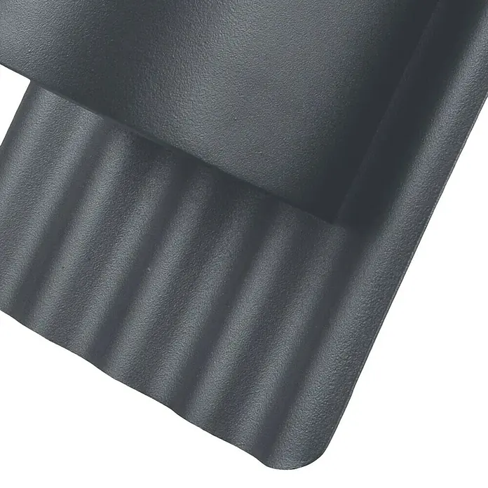 Elstead Außenwandleuchte Dali - 8 W, 10 x 26 x 26 cm, Grau, IP44 - Detailaufnahme einer schwarzen, geriffelten Kofferraumwanne mit rutschfester Oberfläche für sicheren Transport von Gegenständen.