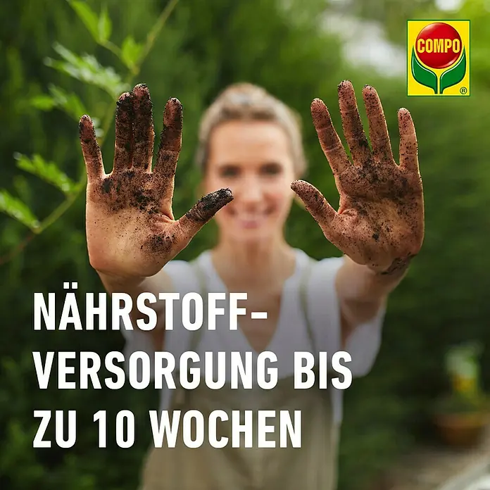Compo Sana Blumenerde für Stauden, Büsche, Hecken und Bäume - 70 l - Nährstoffversorgung bis zu 10 Wochen mit Compo. Eine Person zeigt ihre schmutzigen Hände nach der Gartenarbeit.