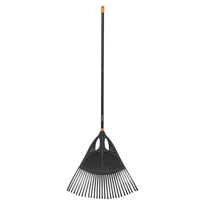 Fiskars Solid Laubbesen XL - Arbeitsbreite: 65 cm, Anzahl Zinken: 27, Langstiel - Bild einer schwarzen Fiskars Laubzange mit orangem Griff. Ein praktisches Gartengerät zum einfachen Aufsammeln von Laub und Gartenabfällen.