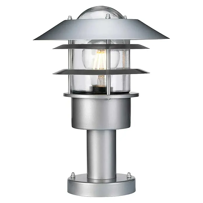 Elstead Außenwandleuchte Helsingor - 60 W, 21,8 x 30,5 x 30,5 cm, Silber, IP44 - Eine silberne Außenleuchte mit einem transparenten Lampenschirm und einer dekorativen Glühbirne. Sie ist robust und wetterfest.