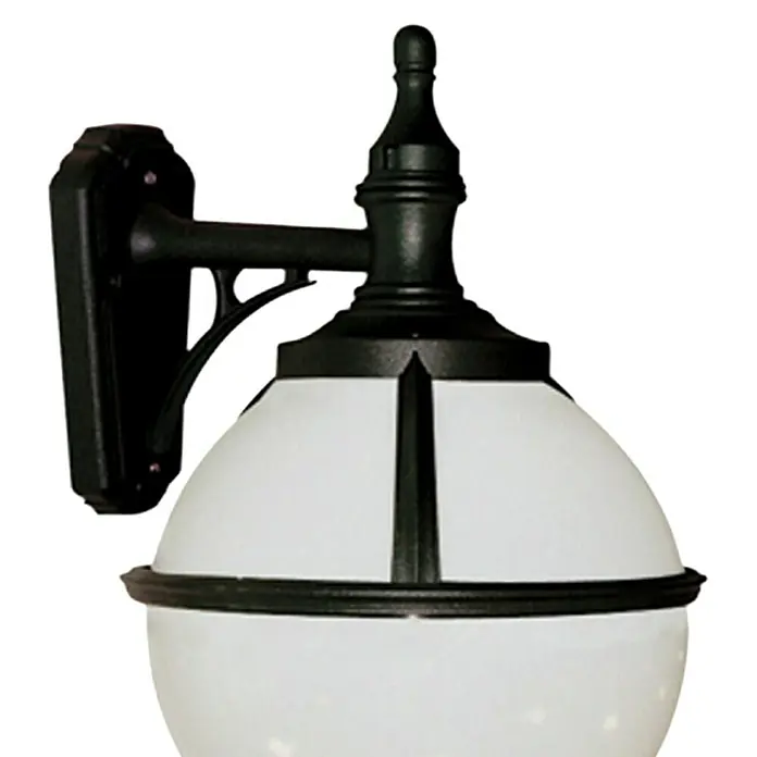 Elstead Außenwandleuchte Glenbeigh - 60 W, 32 x 44 x 44 cm, Schwarz, IP44 - Detailansicht einer schwarzen Aussenleuchte mit weissem Kugelschirm. Klassisch und elegant für den Aussenbereich.