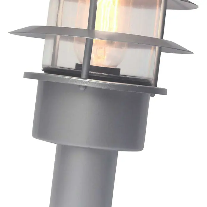 Elstead Außenwandleuchte Helsingor - 60 W, 21,8 x 30,5 x 30,5 cm, Silber, IP44 - Nahaufnahme einer stilvollen Außenleuchte mit klarem Schirm und silberfarbenem Finish, die warmes Licht ausstrahlt.\n