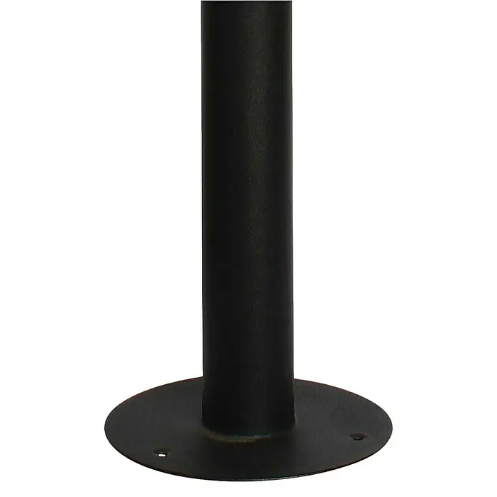 Elstead Außenstehleuchte Helsingor - 50 W, Farbe Gehäuse: Schwarz, 21,8 x 21,8 x 100 cm, Ohne Leuchtmittel - Nahaufnahme einer schwarzen Tischbasis mit einer runden Metallplatte und einem zylindrischen Ständer auf schwarzem Hintergrund.
