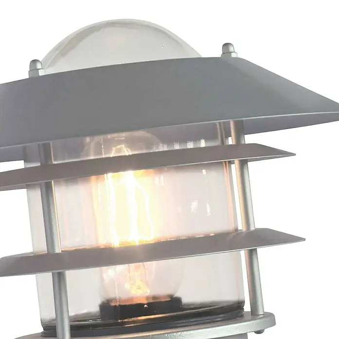 Elstead Außenwandleuchte Helsingor - 60 W, 26 x 23,6 x 23,6 cm, Silber, IP44, Mit Bewegungsmelder - Nahaufnahme einer silbernen Außenleuchte mit klarem Glas und warmem Licht, ideal für Garten oder Terrasse.