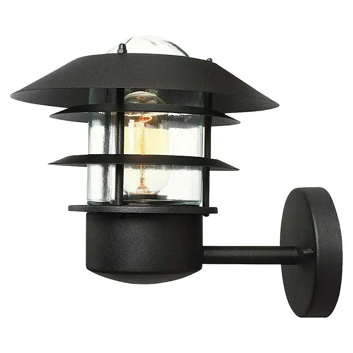 Elstead Außenwandleuchte Helsingor - 50 W, 26 x 21,8 x 23,6 cm, Schwarz, IP44 - Eine schwarze Wandleuchte mit einem klaren Glasschirm und einer Glühbirne im Inneren, die ein warmes Licht ausstrahlt.