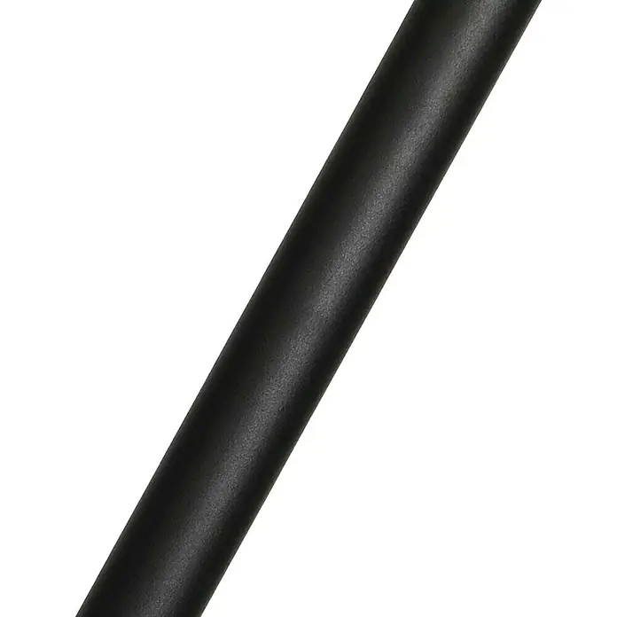 Elstead Außenstehleuchte Helsingor - 50 W, Farbe Gehäuse: Schwarz, 21,8 x 21,8 x 100 cm, Ohne Leuchtmittel - Nahaufnahme eines Stuhls mit einem schlanken, schwarzen Bein und einem modernen, minimalistischen Design für stilvolle Innenräume.