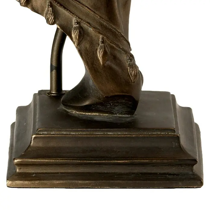 Elstead Tischleuchte Eclipse Pferd - 40 W, L x B x H: 14,5 x 16,5 x 38 cm, Bronze, Beige, E27 - Nahaufnahme einer detailreichen, bronzefarbenen Statuenbasis, die die Handwerkskunst und das klassische Design des Produkts hervorhebt.